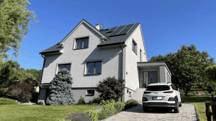 Kompletní rekonstrukce domu z 50. let vybavená chytrou fotovoltaikou s kladnou bilancí energie